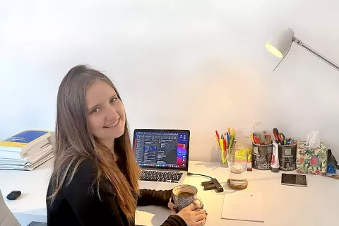 Jera Jagodic je doma iz Naklega. Končala je Višjo šolo za gospodarske poklice v Št. Petru na Koroškem, sedaj pa študira gospodarsko poslovanje v Gradcu. Kot praktikantka SGZ usklajuje projekt Poglej čez. / Foto: SGZ Celovec / Foto: 