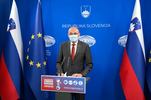 Nacionalni koordinator za logistični del akcije množičnega cepljenja Jelko Kacin na današnji dopoldanski novinarski konferenci / Foto: Primož Predalič, Urad vlade za komuniciranje / Foto: 