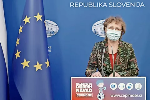 Namestnica predstojnika Centra za nalezljive bolezni na NIJZ Nuška Čakš Jager na današnji novinarski konferenci / Foto: posnetek zaslona / Foto: 