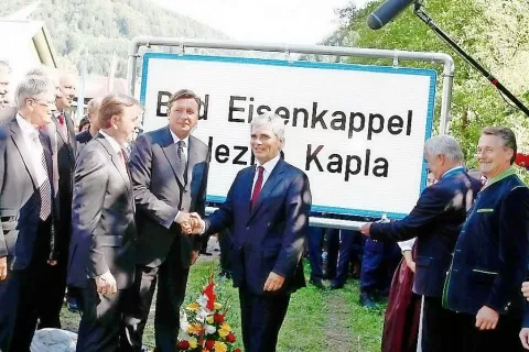 Takole slovesno, z udeležbo visokih avstrijskih, koroških in slovenskih politikov, so v Železni Kapli 16. avgusta 2011 postavili prvo dvojezično tablo po sprejemu Memoranduma. / Foto: Gorazd Kavčič (arhiv GG) / Foto: 