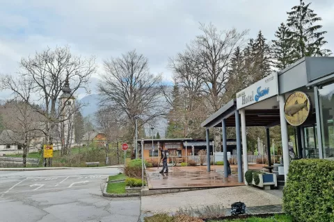Še vedno zelo strogi ukrepi in slabo vreme so razlog, da v prazničnih dneh po gorenjskih turističnih središčih ne beležijo prav veliko gostov. / Foto: 
