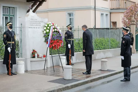 Predsednik republike Borut Pahor je na dan upora položil venec k spomeniku OF v Rožni dolini v Ljubljani. / Foto: STA / Foto: 