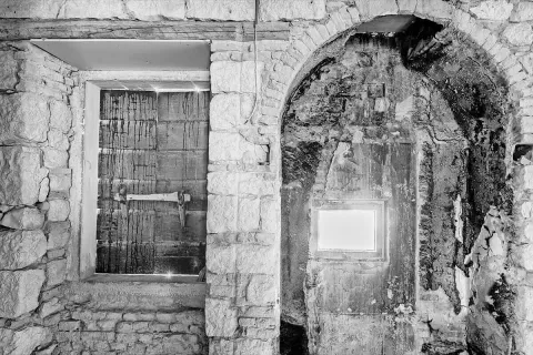 Zakonca Bidovec sta popolnoma prenovila še eno staro zgradbo ... / Foto: Katja Bidovec, Arne Hodalič / Foto: 