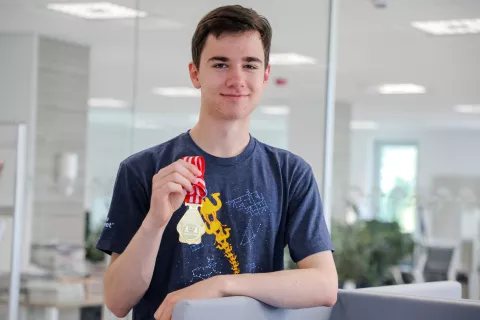 Benjamin Bajd z zlato medaljo z olimpijade iz programiranja / Foto: Tina Dokl