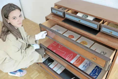 Umetnica Ana Hribar Lemovec nam odpira svoje ustvarjalne predale. / Foto: Igor Kavčič / Foto: 