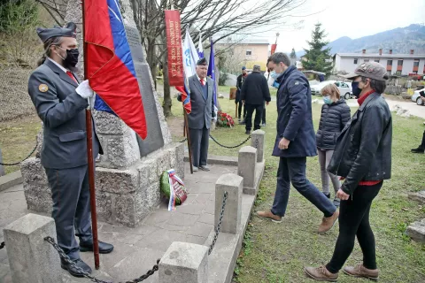 Pred dnevom upora proti okupatorju so se pri spomenikih NOB poklonili tudi v občini Jesenice. / Foto: Gorazd Kavčič / Foto: 