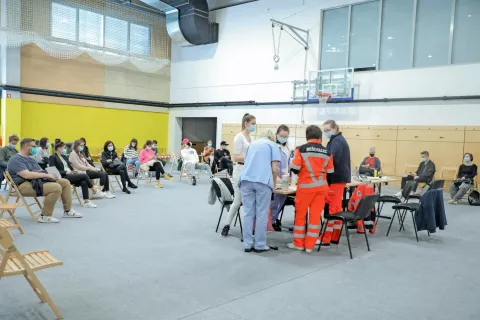 Po petkovih podatkih ZD Kranj, ki cepljenje proti covidu-19 izvaja v kranjski vojašnici, je bilo skupno cepljenih 22.100 ljudi. V petek so cepili tudi 237 maturantov (na sliki). / Foto: Tina Dokl / Foto: 