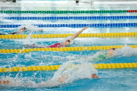 Na Pokalu Triglav 2021, ki je potekal v dveh tekmovalnih delih, se je skupno pomerilo več kot štiristo plavalcev. / Foto: Tina Dokl / Foto: 