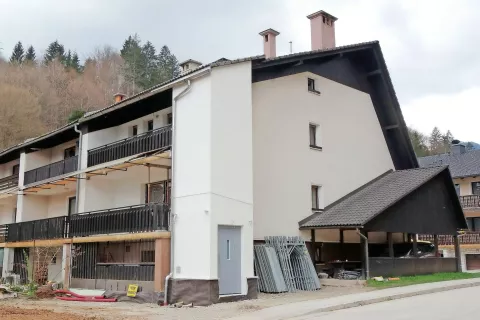 Jašek s hišnim dvigalom je nedavno dobil fasado. / Foto: 