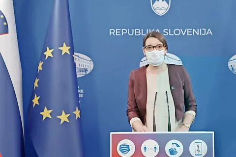 Ministrica za izobraževanje, znanost in šport dr. Simona Kustec na današnji dopoldanski novinarski konferenci / Foto: posnetek zaslona / Foto: 