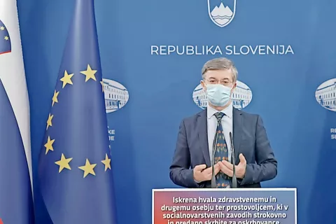 Državni sekretar na ministrstvu za delo, družino, socialne zadeve in enake možnosti Cveto Uršič na današnji novinarski konferenci / Foto: posnetek zaslona / Foto: 