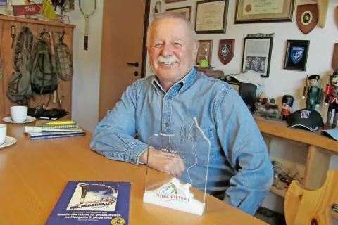 Brigadir Janez Kavar iz Križev, vztrajni raziskovalec slovenske vojaške zgodovine, je leta 1996 med obiskom ameriškega smučarskega muzeja v Vailu odkril pozabljeno zgodbo o smučarski tekmi ameriških vojakov leta 1945 na Mangartu. / Foto: Jože Košnjek / Foto: 