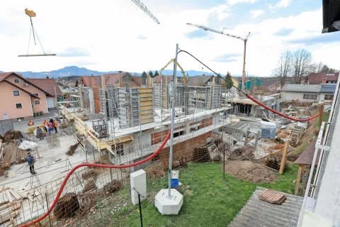Nova stanovanja v soseski Vile Brdo bodo zgradili do poletja prihodnje leto. / Foto: Tina Dokl / Foto: 