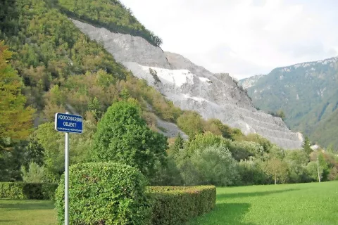 Načrtovana širitev kamnoloma v Stahovici bo potekala severno od obstoječega prostora in bo s ceste manj vidna, pravijo v družbi Calcit. / Foto: 