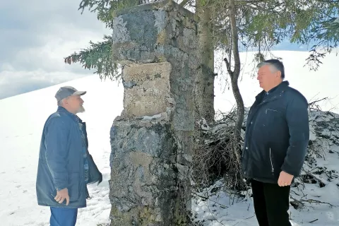 Predsednik slovenske borčevske organizacije Marijan Križman in predsednik škofjeloškega združenja borcev za vrednote NOB Viktor Zadnik pri oskrunjenem spomeniku na Pasji ravni / Foto: 