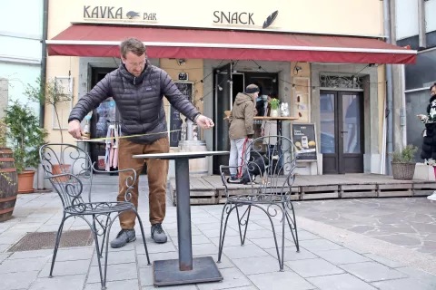 Gostinci se pripravljajo na ponedeljkovo odprtje teras in vrtov lokalov. / Foto: Gorazd Kavčič / Foto: 
