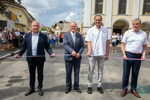 V Voklem so tudi uradno prerezali otvoritveni trak. / Foto: Franci Brezar