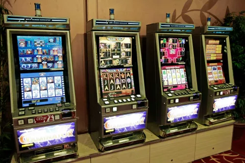 V Admiralovem igralnem salonu v Kranju bi bilo 97 igralnih avtomatov in elektronska ruleta z osmimi igralnimi mesti. / Foto: Gorazd Kavčič / Foto: 