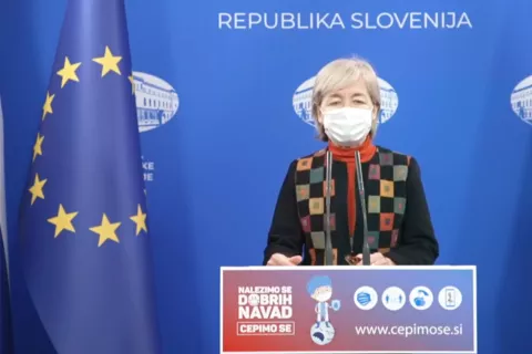 Nacionalna koordinatorica programa cepljenja na NIJZ dr. Marta Grgič Vitek na današnji dopoldanski novinarski konferenci / Foto: posnetek zaslona / Foto: 