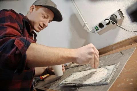 Žiga je izdelovanje natikačev tako prevzelo, da ga kolegi malo v šali in malo zares v zadnjem obdobju pogosto kličejo kar opankar. / Foto: Gorazd Kavčič / Foto: 