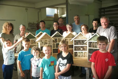 Na delavnici v Žireh so udeleženci izdelovali bivališča za koristne žuželke. / Foto: Mateja Rant