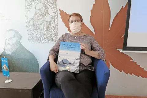 Darja Hribar z zbornikom, na katerega so bajtarji zelo ponosni / Foto: 