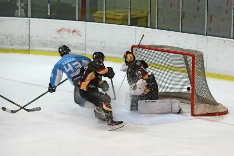 V podaljšku je zlati gol dosegel kapetan Miha Ahačič in veselje Kranjčanov se je lahko začelo. / Foto: Gorazd Kavčič / Foto: 