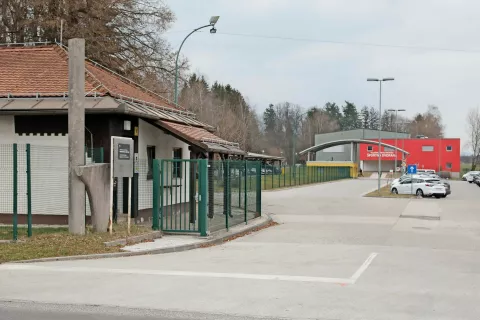 V Vojašnici Petra Petriča v Kranju bodo do prihodnjega leta postavili avtonomno samooskrbno vozlišče na podlagi vodikove tehnologije. / Foto: Gorazd Kavčič / Foto: 