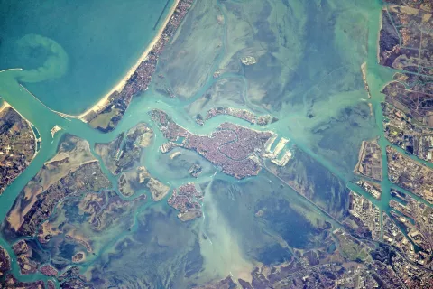 Pogled na Benetke z Mednarodne vesoljske postaje (ISS), 26. 12. 2016. Lepo se vidi Grand Canal v obliki črke S. / Foto: Wikipedija / Foto: 