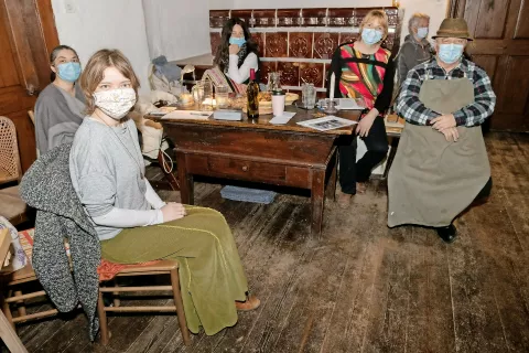 Na Zapečkanju se je predstavila družina Sušnik, ki s seboj nosi bogato izročilo kulturne dediščine. Levo hčerki Lidija in Sabina, desno mama Gabrijela in oče Marko Sušnik. / Foto: Primož Pičulin / Foto: 