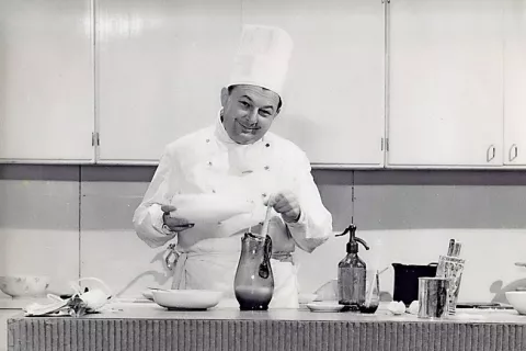 Mojster Ivan Ivačič, kot se ga mnogi še spomnijo iz priljubljenih kuharskih oddaj. / Foto: arhiv družine Ivačič in Posavskega muzeja Brežice / Foto: 