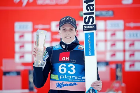 Bor Pavlovčič je v Planici tretjič v sezoni in v karieri stopil na stopničke. Tretje mesto na domači letalnici pa mu pomeni največ doslej. / Foto: Bobo / Foto: 