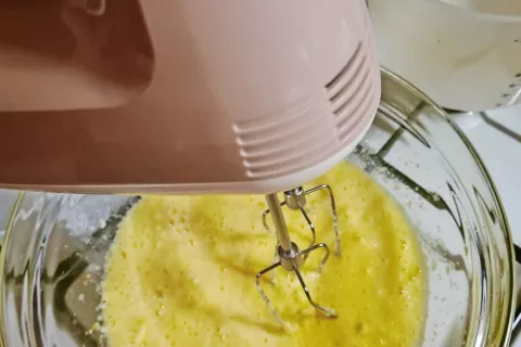 Sladkor in maslo penasto umešamo. / Foto: 