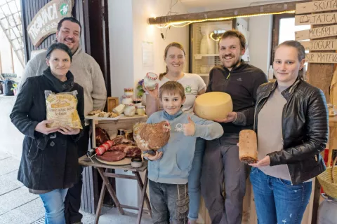Jože Goličič in Andreja Janečko Goličič s Kmetijstva Matiček (levo), Eva Vrevc, Matevž Jenko in Vid Jenko s Kmetije pr' Matevž in Darja Jugovic iz Palete dobrot (desno) so se povezali in bodo v petek na dom dostavljali velikonočne izdelke. / Foto: 