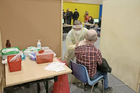 S prvim odmerkom cepiva so v Kranju do zdaj cepili 8230 oseb, z drugim odmerkom 3618. / Foto: Gorazd Kavčič / Foto: 