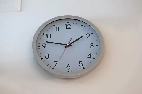 V nedeljo smo ob drugi uri zjutraj urne kazalce premaknili na tretjo uro, s čimer smo prešli na poletni čas. / Foto: Primož Pičulin / Foto: 