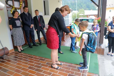 V podružnični šoli v Bukovici so včeraj posebno toplo sprejeli pet prvošolcev. / Foto: Tina Dokl
