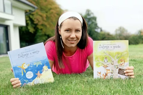 Deni Kragelj in njene terapevtske pravljice, ki so izšle v dveh zbirkah: Življenje v gozdu in Življenje v morju. Ni le pisateljica, je tudi mama, socialna pedagoginja, plesalka, vaditeljica skupinskih vadb, inštruktorica pilatesa ... / Foto: osebni arhiv / Foto: 