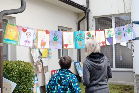 Pred Domom krajanov Visoko je od nedelje, 28. marca, na ogled razstava z naslovom Mama v sliki in besedi. / Foto: Primož Pičulin / Foto: 