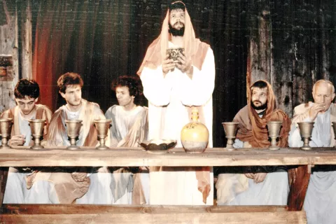 Prizor iz Drabosnjakovega pasijona, uprizorjenega junija leta 1990 na Kostanjah. Nekateri od nastopajočih so že pokojni, takrat najmlajši pa so danes v zrelih letih. / Foto: arhiv Krščanske kulturne zveze / Foto: 