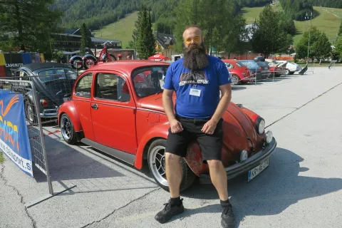 Gregor Valič z volkswagnom hro&scaron;čem avtomatikom, letnikom 1974