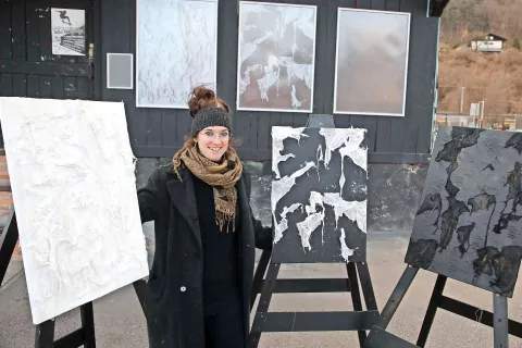 Tabula rasa, ki to ni: Urška Medved pred galerijo kranjskega Trainstation Subarta / Foto: Gorazd Kavčič / Foto: 