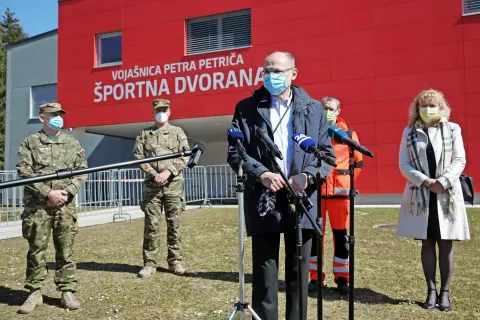 Državni sekretar Jelko Kacin, nacionalni koordinator za logistični del akcije množičnega cepljenja proti covidu-19, doc. dr. Irena Grmek Košnik, epidemiologinja iz kranjske območne enote Nacionalnega inštituta za zdravje, in Jože Prestor, vodja zdravstvene nege v Zdravstvenem domu Kranj, so danes obiskali novo cepilno mesto v vojašnici v Kranju. / Foto: Gorazd Kavčič / Foto: 