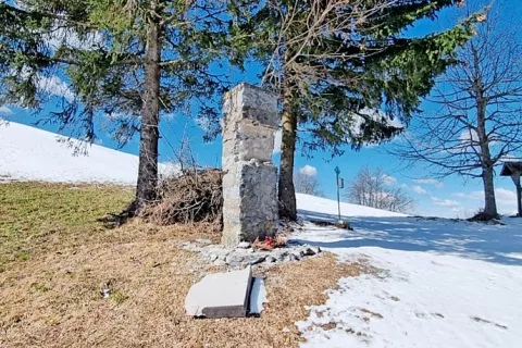 Poškodovan spomenik na Pasji ravni / Foto: 