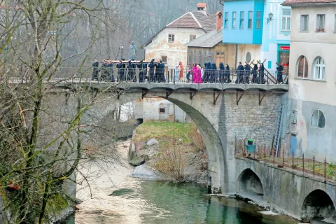 Skrivnostne postave na Kapucinskem mostu; predstava iz leta 2015 / Foto: Tina Dokl, arhiv GG / Foto: 