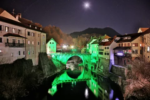 V zelenem je zasijal tudi Kamniti most v Škofji Loki. /Foto: Gorazd Kavčič / Foto: 