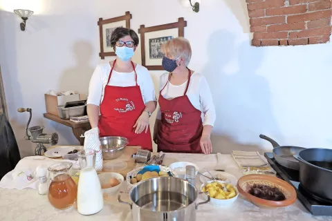 Za nadev rateških krapov sta Jerca Kramar in Tina Brlogar uporabili posušene zmlete kôce (hruške tepke), koruzni zdrob, sladkor (lahko tudi med) in cimet. Za zabelo sta pripravili mezelj. / Foto: 