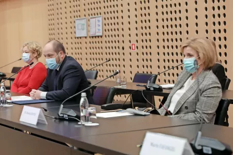 Predstavniki politike, stroke in vrha države so se sestali na posvetu o strategiji boja z epidemijo. Od leve: Mateja Logar, Janez Poklukar in Bojana Beović. / Foto: Gorazd Kavčič / Foto: 