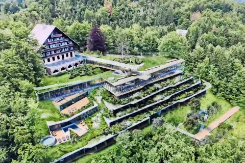 Pri načrtovanju novega kompleksa hotela Bellevue v Ribčevem Lazu so bili avtorji projekta posebno pozorni na to, da stara stavba, ki jo bodo obnovili, ostaja dominantna, novi del pa čim bolj vklopljen v naravno okolje. / Foto: 