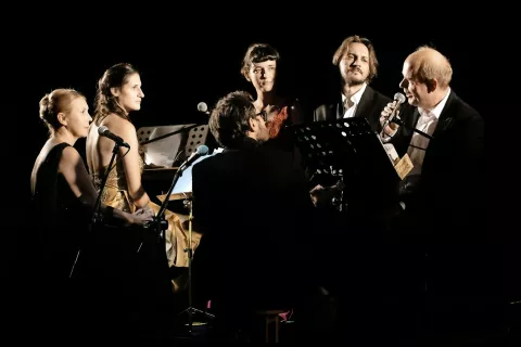 Selektor Tedna slovenske drame dr. Rok Andres je v tekmovalni program uvrstil tudi domačo predstavo Škofjeloški pasijon v režiji Jerneja Lorencija. / Foto: Nada Žgank / Foto: 